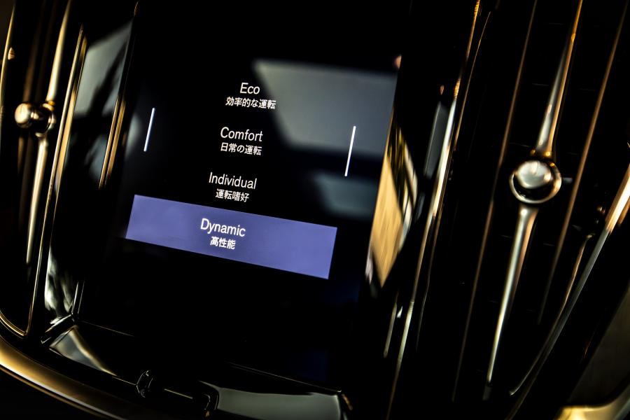 Детали интерьера Volvo S60 T5 R-Design 2019 года  (JP) (фото 7 из 33)